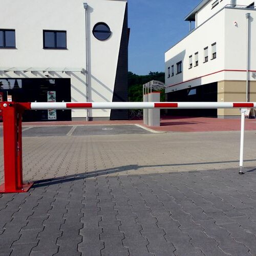 Slagboom met gasveer, een ruimtebesparende oplossing, slagboom voor een zeer scherpe prijs. Deze handbediende slagbomen worden door het ontbreken van het contragewicht ook wel compact slagbomen genoemd.